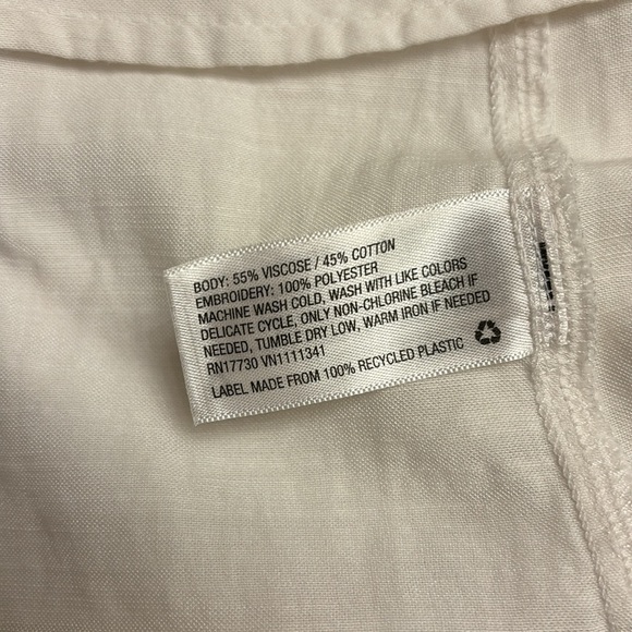 beautiful on or off the shoulder blouse w/appliqué on sleeves - Picture 10 of 10